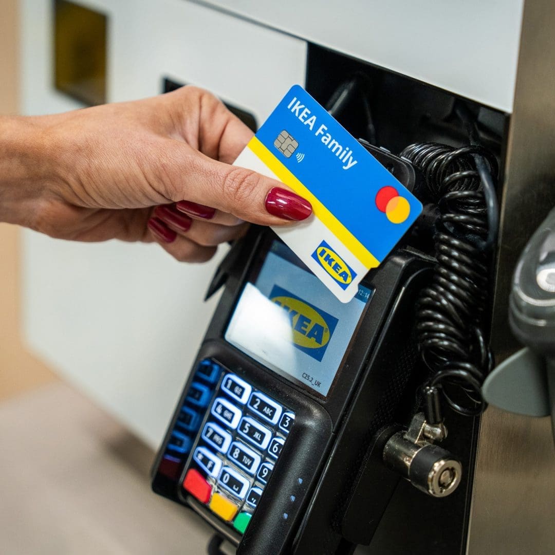 Close up of someone tapping their Ikea family card on a payment machine